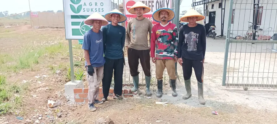 Tim PT. Mina Agro Sukses berfoto bersama di gerbang area budidaya